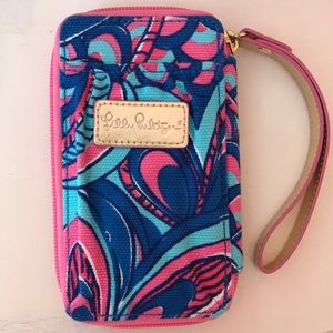 Gently worn wristlet